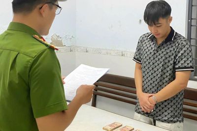 Trộm 133 triệu đồng trong ô tô, thanh niên mang 20 triệu về đưa mẹ
