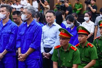 Vì sao Shark Bình không mặc trang phục bị cáo khi ra hầu tòa sáng nay?