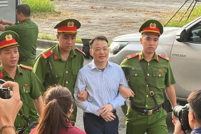 Clip: Dẫn giải 'Shark' Bình ra tòa trong vụ 'ông trùm' lừa đảo Mr Pips