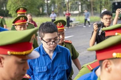 Một số hình ảnh về dẫn giải 'ông trùm' lừa đảo Mr Pips và loạt bị cáo liên quan