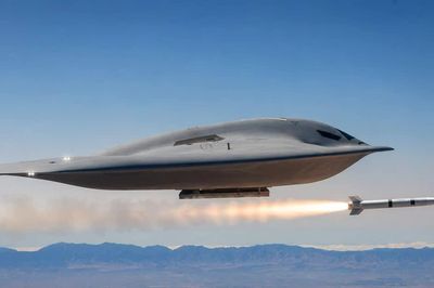 Máy bay ném bom B-21 Raider sẽ được sử dụng trong vai trò tiêm kích?