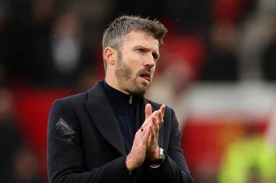 Carragher: 'Carrick cố tình làm bẽ mặt Bruno Fernandes'