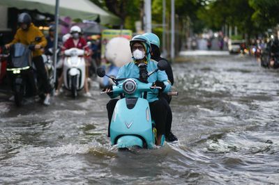 Triều cường TP.HCM vượt báo động 3, đề phòng ngập giờ tan tầm