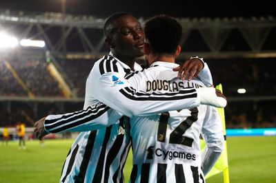 Douglas Luiz tỏa sáng, Juventus thắng dễ Lecce