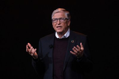 Bill Gates cảnh báo 20 năm xáo trộn trước thời kỳ sung túc nhờ AI