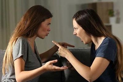 Bị chê bai trước đám đông, nên phản ứng thế nào?