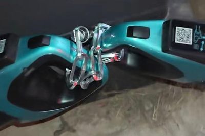 Súng sạc siêu nhanh của BYD bị khóa bằng dây xích