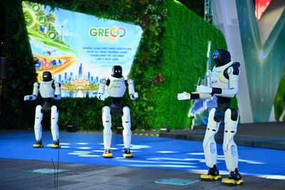 Ngắm dàn robot hình người nhảy múa ở phố đi bộ Nguyễn Huệ
