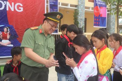 Trang bị kỹ năng an toàn trên không gian mạng cho học sinh Lũng Cú