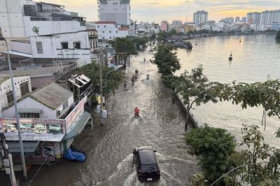 Triều cường gây ngập nhiều tuyến đường phía Nam TP. Hồ Chí Minh