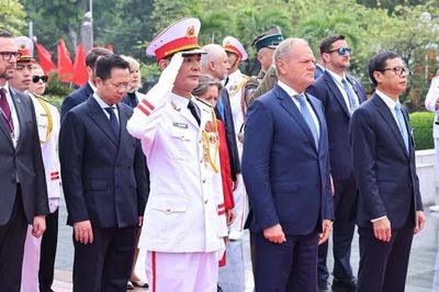 [Ảnh] Thủ tướng Ba Lan Donald Tusk đặt vòng hoa tưởng niệm các Anh hùng liệt sĩ