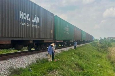 Tàu hỏa va chạm xe máy làm 1 người chết
