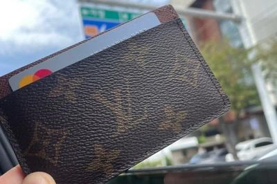 Chiếc ví bị mất tại buổi hòa nhạc được gửi trả qua đường bưu điện