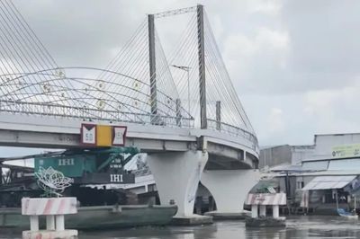 Sà lan va chạm làm hỏng cầu Nông Sản Thực Phẩm ở Cà Mau