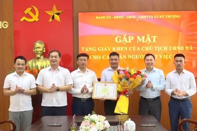 Khen thưởng người đàn ông ở Hà Tĩnh dũng cảm cứu nam thanh niên đuối nước