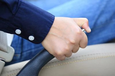 Vì sao nhiều xe mới chuyển từ phanh tay cơ sang phanh điện tử?