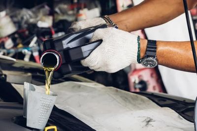 Nên thay dầu xe trước hay sau chuyến đi dài?
