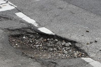 Dấu hiệu xe cần kiểm tra gấp sau khi đâm phải ổ gà