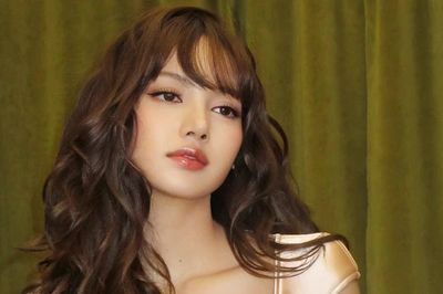 Lisa (BlackPink) khoe vòng eo 51 cm