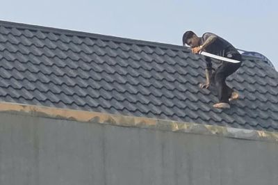 Công an Thanh Hóa vây bắt 2 người cầm hung khí cố thủ trên mái nhà