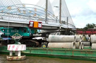 Sà lan chở cần cẩu đâm lệch cầu dây văng ở Cà Mau, khẩn cấp phong tỏa