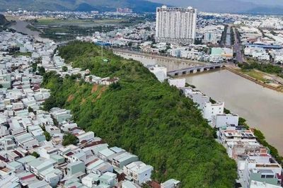 Cận cảnh ngọn núi 'mồ côi' nằm giữa lòng phố trước đề xuất san phẳng