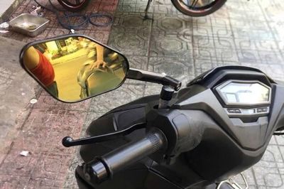 Vì sao xe máy bắt buộc có gương bên trái, còn bên phải thì chỉ khuyến khích?
