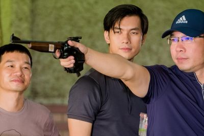 Diễn viên Nhan Phúc Vinh học bắn súng từ xạ thủ vô địch Olympic Hoàng Xuân Vinh