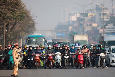 Một lần vượt đèn đỏ bằng xe máy bị phạt khoảng 83% thu nhập bình quân đầu người một tháng