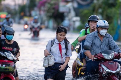 TPHCM ngập giờ tan tầm, nữ sinh xách giày lội nước về nhà