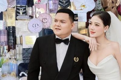 Nhận tráp ăn hỏi toàn hàng hiệu, cô dâu Thanh Hóa gây tò mò về nhan sắc