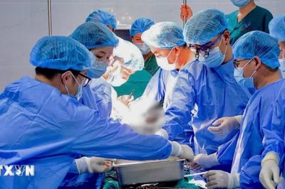 Bệnh viện Trung ương Huế lập kỷ lục bảo quản thận ghép xuyên Việt trong 18 giờ