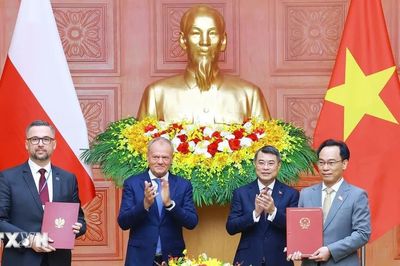 Thủ tướng Lê Minh Hưng và Thủ tướng Ba Lan chứng kiến trao các văn kiện hợp tác
