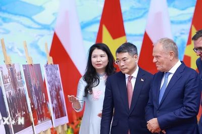 Thủ tướng Lê Minh Hưng và Thủ tướng Ba Lan xem trưng bày ảnh về quan hệ hai nước