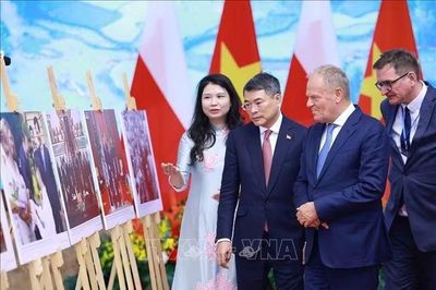 Thủ tướng Lê Minh Hưng và Thủ tướng Ba Lan xem trưng bày ảnh về quan hệ hai nước