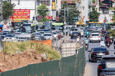 Dòng phương tiện nối đuôi nhau nhích từng chút qua khu vực thi công cầu Tứ Liên