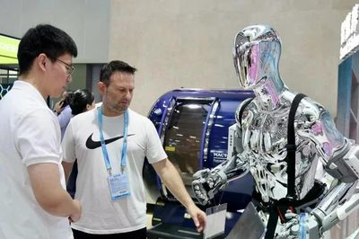 Trung Quốc tung loạt thiết bị công nghệ lạ: Robot lau kính giá 70.000 USD, khung xương trợ lực chỉ 1,85 kg
