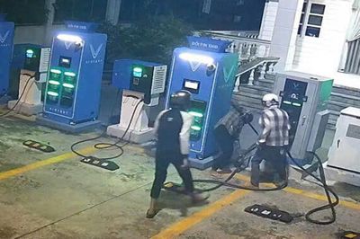4 đối tượng trộm dây sạc xe điện VinFast