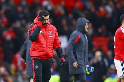 Cổ động viên Man Utd la ó Bruno Fernandes sau trận thua thảm trước Bournemouth