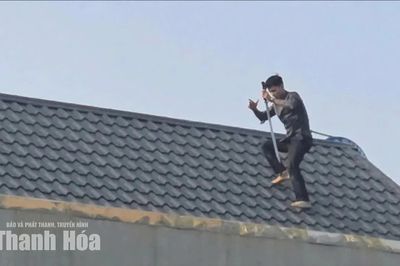 Truy bắt đối tượng cầm kiếm cố thủ trên nóc nhà