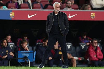 Mourinho giăng bẫy thực dụng, bóp nghẹt hàng công Barca