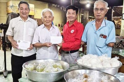 Hơn 90 tuổi vẫn miệt mài làm việc thiện