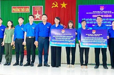 Thới Sơn lắp 15 trụ đèn năng lượng mặt trời