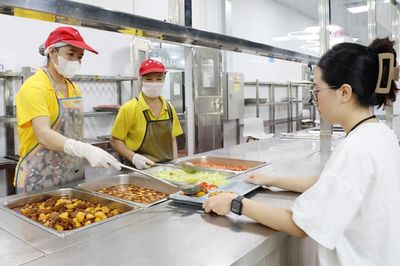 Bắc Ninh: Chăm lo bữa ăn ca, bảo đảm quyền lợi người lao động