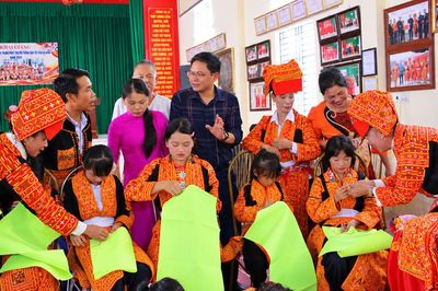 Xã Tuấn Đạo bảo tồn nghề thêu trang phục truyền thống dân tộc Dao Lô Gang