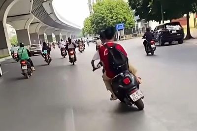 Con 15 tuổi đi xe máy điện lạng lách, mẹ bị phạt 9 triệu đồng