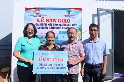 Bàn giao 2 căn nhà cho người cao tuổi có hoàn cảnh khó khăn