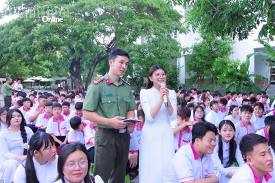 Phổ biến kiến thức an toàn trên không gian mạng cho học sinh Trường Liên cấp Hoa Sen