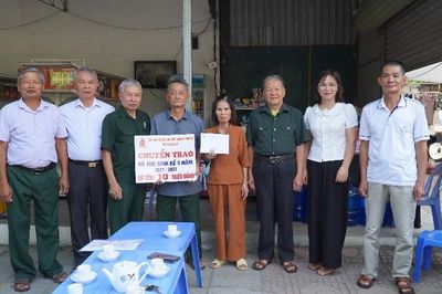 Trao kinh phí hỗ trợ sinh kế cho nạn nhân chất độc da cam