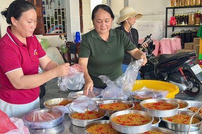 Ấm lòng hàng ngàn suất cơm chay mùa lễ hội